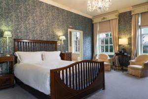 sypialnia z dużym łóżkiem i krzesłem w obiekcie Grays Court Hotel w mieście York