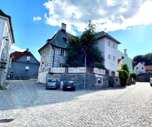 two cars parked in front of a large house at Sv. Hubertus in Český Krumlov