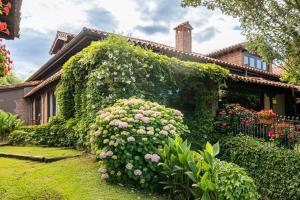 ラングレにあるLa Posada de Langre Anexoの茂みと花の集まる家