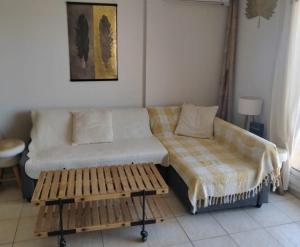 uma cama e um banco num quarto em Super nid douillet vue imprenable mer et piscine em Serra-di-Ferro