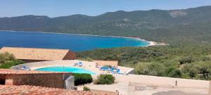 um resort com piscina e praia em Super nid douillet vue imprenable mer et piscine em Serra-di-Ferro