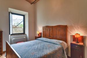 Castelnuovo dellʼAbateにあるLe 7 Camicieのベッドルーム(大型ベッド1台、窓付)