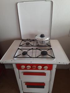 a kitchen stove with a pot on top of it at Casa de campo in Barra do Garças