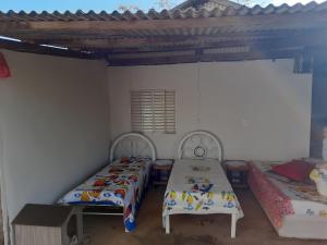 een kamer met 2 bedden in een kamer bij Casa de campo in Barra do Garças