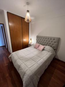 - une chambre avec un grand lit et une tête de lit en bois dans l'établissement Dpto Excelente zona, à La Plata