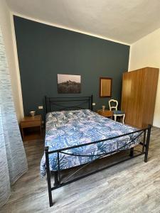 een slaapkamer met een bed in een kamer bij Affittacamere La Rondinella in Montemerano