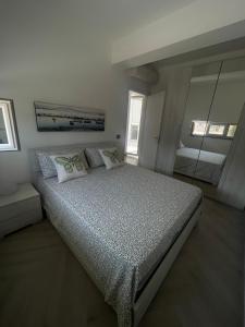 una camera con un grande letto e uno specchio di Pepe Apartments a Gragnano
