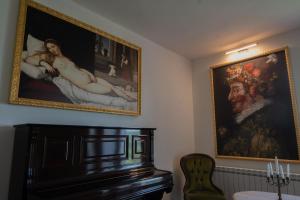 une chambre avec deux photos sur le mur et un tableau dans l'établissement La Casa di Penelope & Cirene, à Pietrapertosa