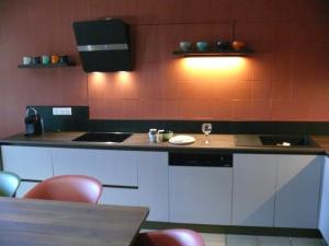 a kitchen with a counter with a table and chairs at U Granu di Bellezza in Casta