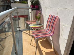 2 stoelen en een tafel op een balkon bij Sergio’s home in Vittoria