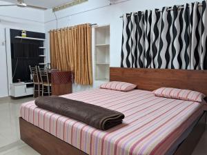 Ένα ή περισσότερα κρεβάτια σε δωμάτιο στο Vellakinar Residency Alleppey