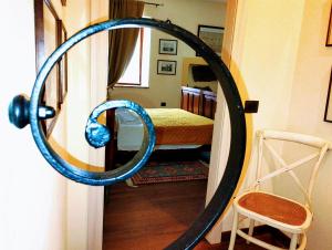 a round mirror in a room with a bed at Residenza La Dimora ImPerfetta in Salionze