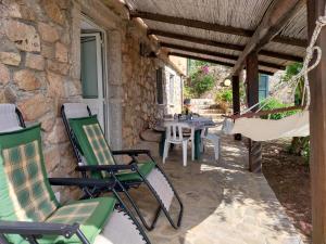 un patio con sillas y una mesa en un edificio en Villa Ederle en La Maddalena