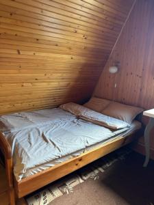 Postel nebo postele na pokoji v ubytování Dom na Kaszubach Sulęczyno z widokiem na jezioro