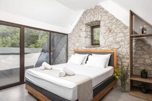 En eller flere senge i et værelse på Heritage Villa Velebit Soul + 53 billeder