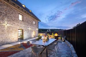 En terrasse eller udendørsområde på Heritage Villa Velebit Soul