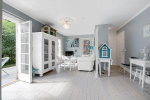 ein Wohnzimmer mit weißen Möbeln und ein Esszimmer in der Unterkunft Leilighet på Smestad in Oslo