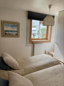 Postel nebo postele na pokoji v ubytování Tallgatan Garden