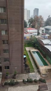 Alojamiento frente a Turbus في سانتياغو: اطلالة علوية على مبنى به مسبح