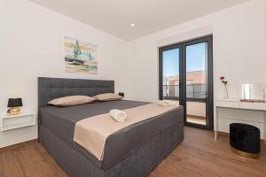 En eller flere senge i et værelse på Villa Katarina Vodice + 27 billeder