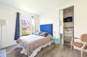 um quarto com uma cama e uma janela em In front of The Sacre Cœur - 2 bedrooms with elevator em Paris