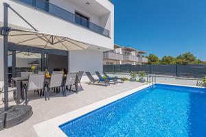 une image d'une villa avec une piscine dans l'établissement Villa Katarina Vodice, à Vodice