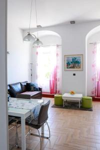 un soggiorno con tavolo e divano di Apartment Tonka-Riva a Spalato (Split)