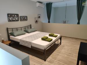 Postel nebo postele na pokoji v ubytování Kamares Suites 2