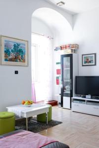 - un salon avec une télévision et une table basse dans l'établissement Apartment Tonka-Riva, à Split