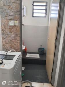 een kleine badkamer met een wastafel en een toilet bij Homestay Saujana Harmoni D'Petron in Gua Musang