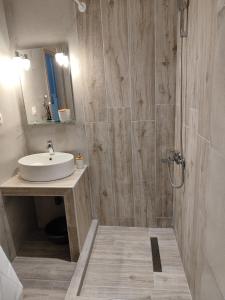Koupelna v ubytování Kamares Suites 2