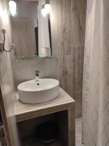 Koupelna v ubytování Kamares Suites 2 + 12 fotografií