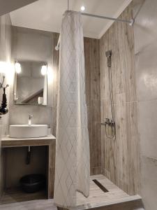 Koupelna v ubytování Kamares Suites 2