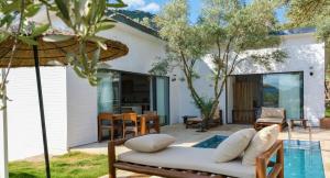 une terrasse avec un canapé et une piscine dans l'établissement Zai Jardin, à Fethiye