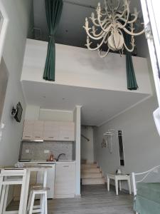Kuchyň nebo kuchyňský kout v ubytování Kamares Suites 2