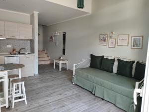 Kuchyň nebo kuchyňský kout v ubytování Kamares Suites 2