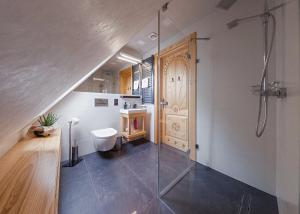 a bathroom with a shower and a toilet at Rezydencja Pod Sadami in Szczawnica