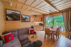 una sala de estar con un sofá y una mesa en Rezydencja Pod Sadami, en Szczawnica