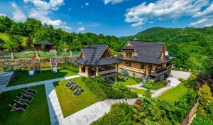 una vista aérea de una casa de madera con un patio en Rezydencja Pod Sadami, en Szczawnica