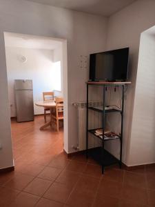 Μια τηλεόραση ή/και κέντρο ψυχαγωγίας στο Peaceful apartment with beautiful sea view