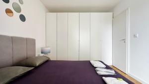 Ένα ή περισσότερα κρεβάτια σε δωμάτιο στο ALEX BEACH Apartello·com - Amazing apartments with sea view! +28 φωτογραφίες
