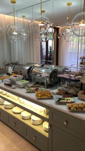 una línea de buffet con muchos tipos diferentes de comida en Hotel Villa Gracia en Budva