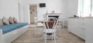 A kitchen or kitchenette at Villa Elvira