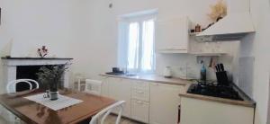 A kitchen or kitchenette at Villa Elvira