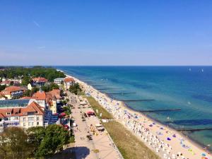 a beach with a lot of people and the ocean at Apartment Klabautermann in Neubukow