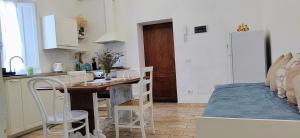 A kitchen or kitchenette at Villa Elvira