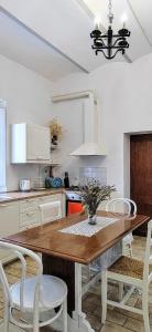 A kitchen or kitchenette at Villa Elvira