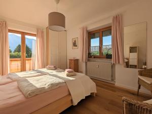 Un dormitorio con una cama grande con cortinas rosas. en Lieblingsort, en Unterwossen