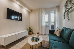 a living room with a blue couch and a table at 3Level Apartments Kroatien in Umag