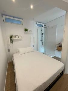 a bedroom with a white bed in a room at ACAPULCO L&J in Roses